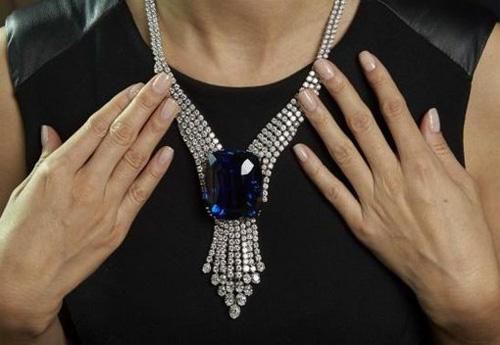 珍贵蓝宝石拍出1760万美元 打破珠宝拍卖纪录(图)